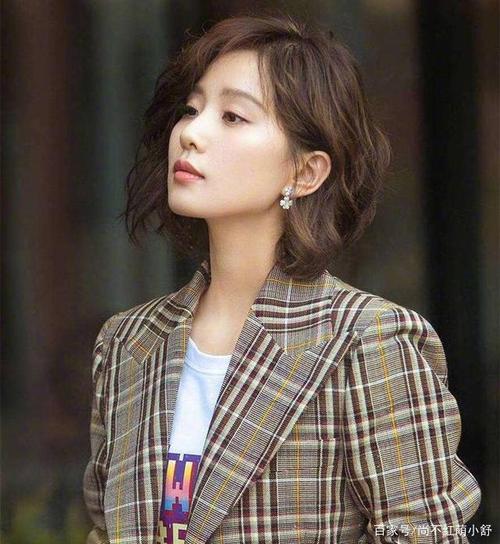 这才是2021年流行"锁骨发型"的典范!瞧博主这4款,洋气