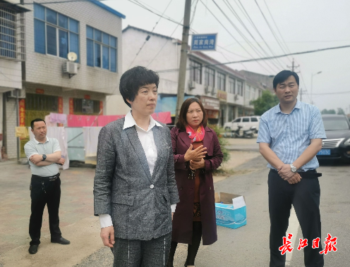 新闻中心 武汉       新洲区委常委,区纪委书记,区监委主任陈文捷(左