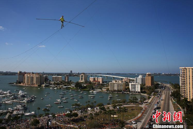 当地时间2013年1月29日,美国佛州萨拉索塔,钢索特技大师尼克-瓦伦达