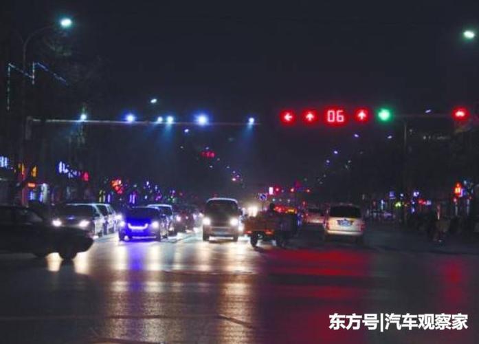 晚上看不清的路段,车开远光灯走是对是错?