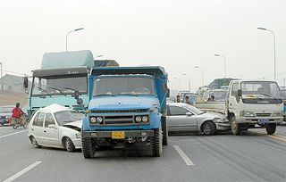 309国道 6车撞路宽车快导致事故多(图)