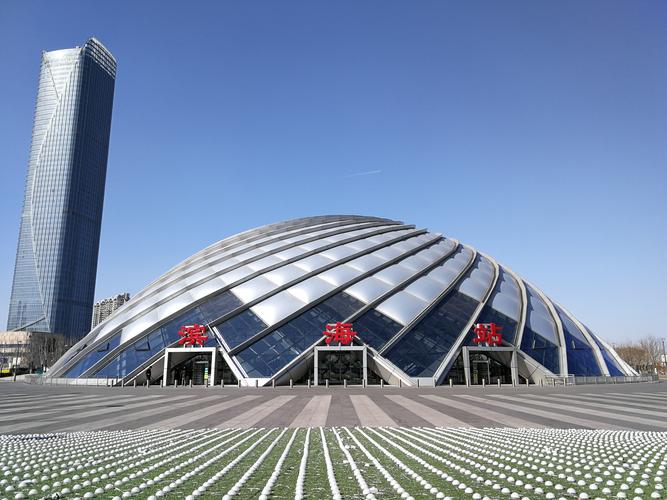 酒店离滨海站不远,步行十多分钟,由于现在正在施工,只能从立交桥底下