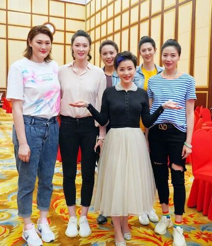 杨澜分享与浪姐们合影 称赞姐姐们都是人生赢家,当然她也是哈