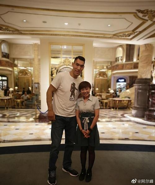 巨人拳王董建军近况:独自回国探亲,强壮肌肉已消失,34