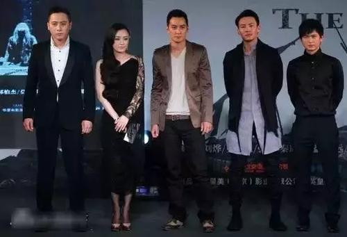 刘烨身高十分出众,但大头杀伤力惊人,把脖子压没了,整个人显得好憨.