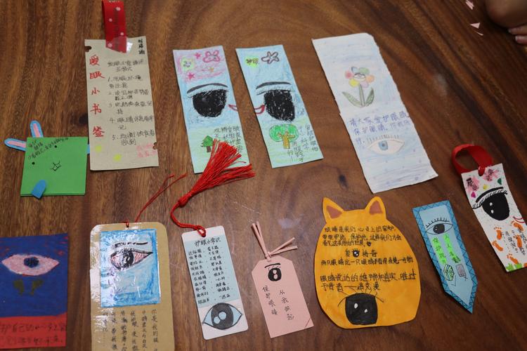 每个队员都制作了一套爱眼护眼小贴士书签,并赠送给自己的好友或