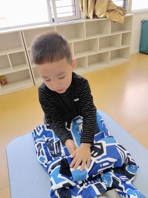 爱尔迪幼儿园以我行我最棒为主题小班组自理能力:叠衣服比赛开始喽!