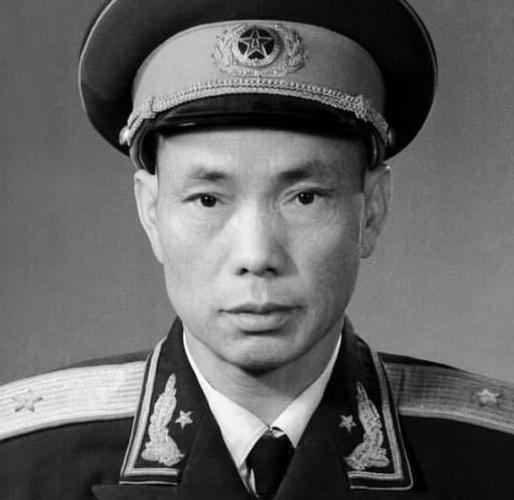 他是开国少将儿子是著名演员却演了半辈子国军将领