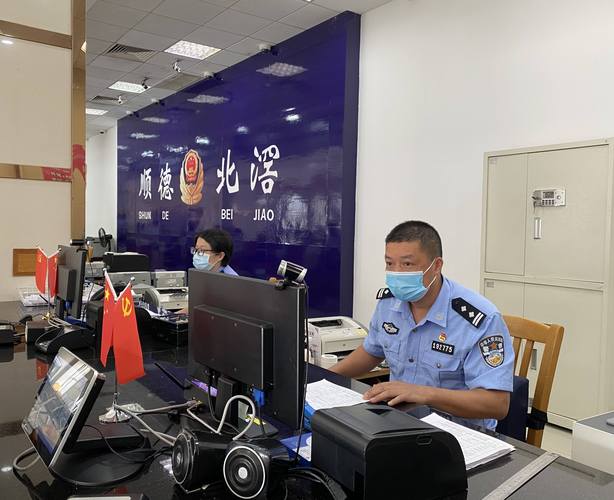 欧树波在北滘派出所服务大厅办证窗口工作.(摄影:谢意)