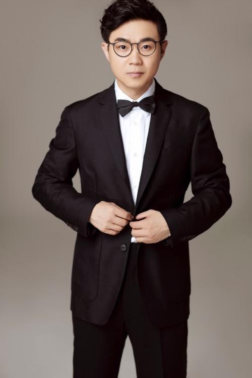 演绎西装顽童风     近日,演员大鹏的一组具有反转魅力的写真大片曝光