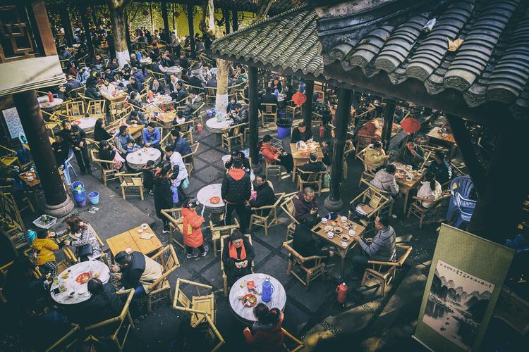 现今在成都仍保留着原汁原味老茶馆的文化风貌,要数鹤鸣茶舍比较出名.