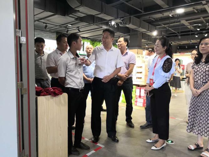 王晓龙局长检查友谊阳光城超市工作人员教育培训情况