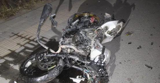 海南贵德发生惨烈车祸货车与摩托相撞1人当场死亡