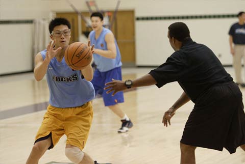 图文:北京首钢造访雄鹿 球员进行接球投篮练习