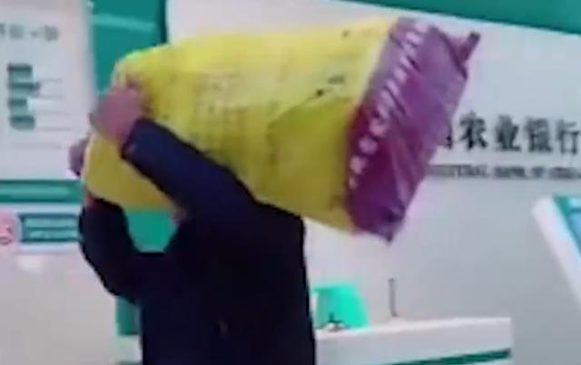 农民拿麻袋去银行扛走200万?银行:很常见,数额夸大了点