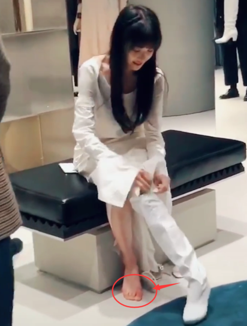 郑爽光脚试鞋,当她努力试穿左脚时,意外看到右边脚趾头通红