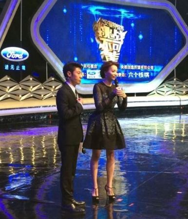 《挑战不可能》正式在cctv-1黄金时段开播,主持人撒贝宁与评委李昌钰