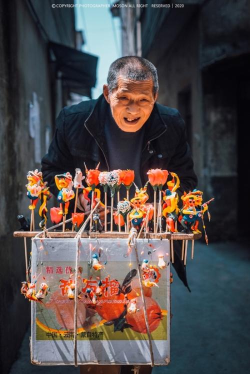 捏面人的老爷爷愿你的笑容能治愈更多的人