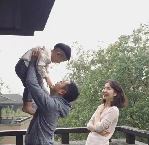 蒋凡和董花花疑似离婚,真的是张大奕的错吗?社会对男人太宽容!