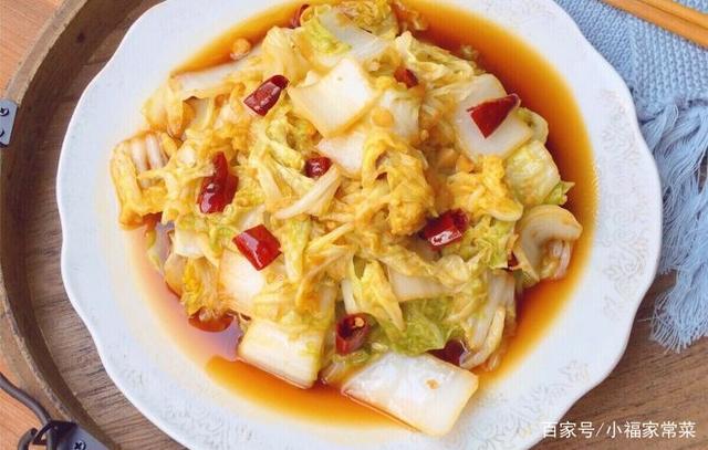 重点:这是我们下的第2次醋,这一步是给酸辣白菜做一个"定味",与之前