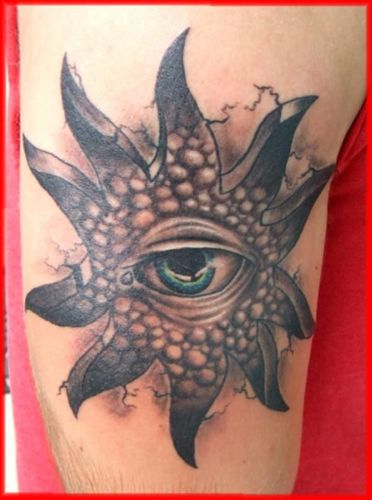 大臂上的恶魔眼睛纹身图案