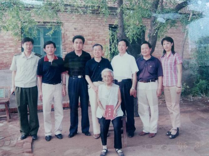 2007年,省双拥办主任庞守连同志(后排右四)带领机关干部看望临邑孤老