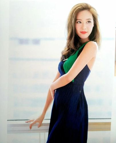 吴佳尼穿露脐t恤秀蛮腰,穿百褶超短裙活力似少女