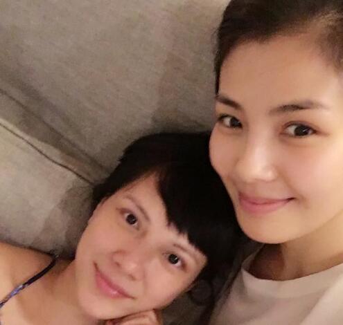 刘涛与准妈妈李心洁贴肚合影 如少女般纯真美好(图)
