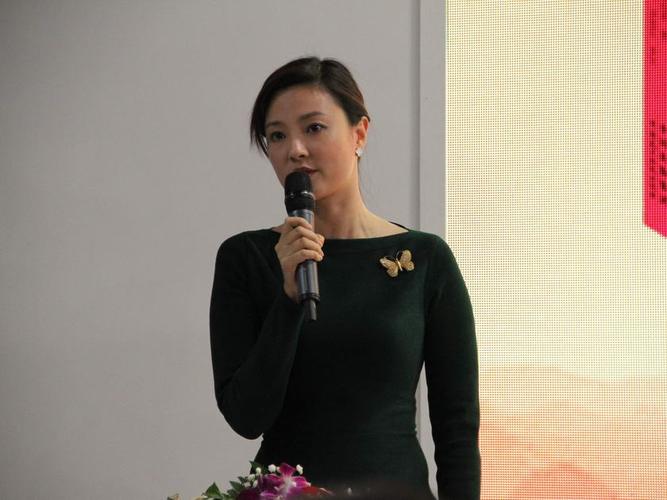 中央电视台主持人刘芳菲主持《国企备忘录》新书首发仪式.