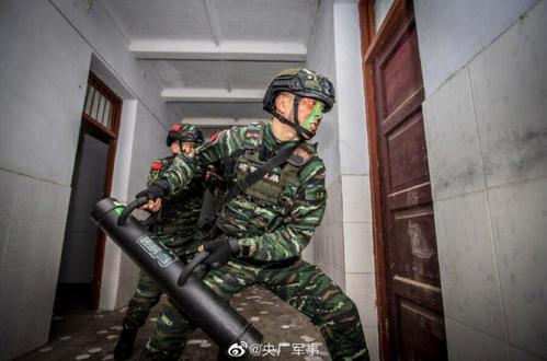 近日,武警第二机动总队某支队组织特战队员围绕"城镇捕歼战"课目