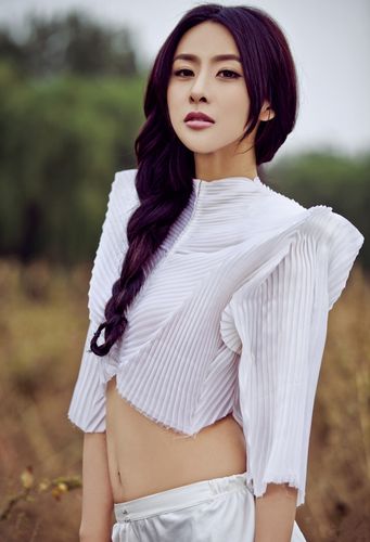 贾青最新写真图片 露脐上阵展曼妙身姿