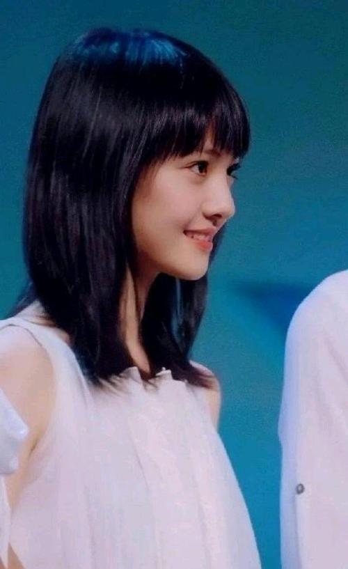 郑爽18岁照片,身穿白色连衣裙,青春少女,满满的甜美感