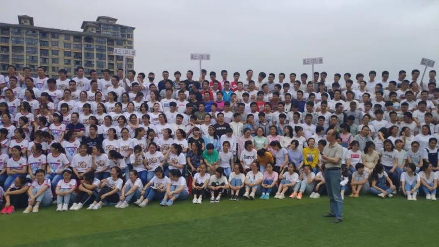 我们的青春不散场——淮南二中2019届高三拍摄两千人毕业大合照