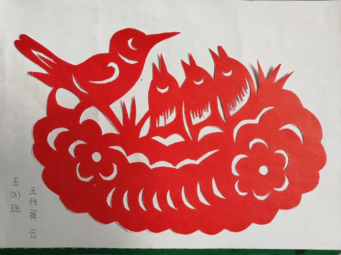 这一幅同学刻画的是小鸟归巢投喂幼鸟的生动画面,线条流畅,画面美丽