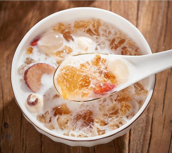 桃胶三宝红枣牛奶养颜羹