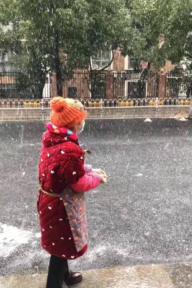 联合国点名表扬的雨衣妹妹,95后川妹子,有情有义有担当有大爱