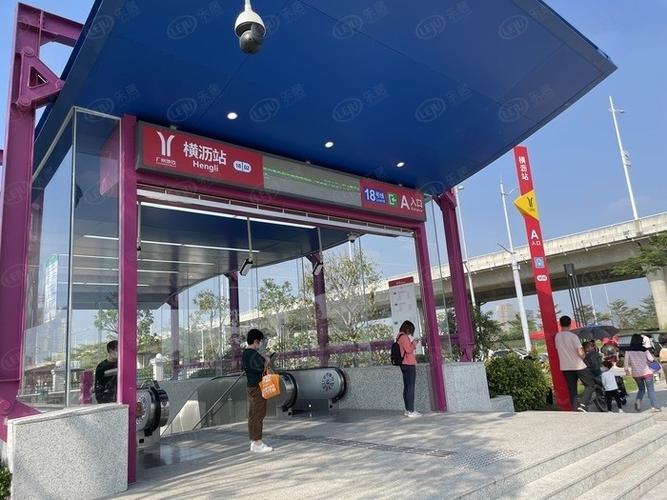 地铁:华丰金湾直线距离18号线横沥站约2公里,步行距离约3公里.