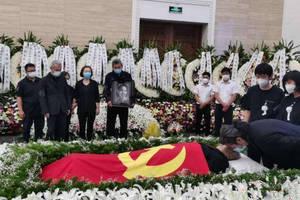 于蓝遗体告别现场,葛优戴白花面色凝重,倪萍黄晓明等送花圈悼念