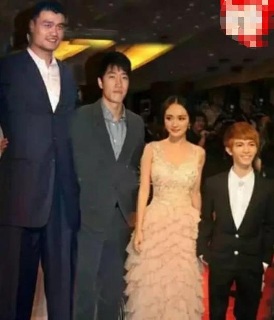 身高1米7以下的男明星,李连杰王祖蓝公认,他只能看"上半身"