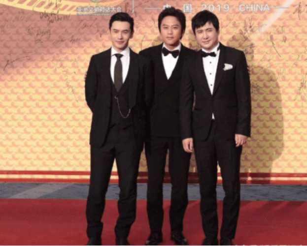 原创男明星身高180,黄晓明张杰被质疑,合影173苏有朋暴露真相!