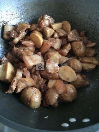 五花肉焖芋头