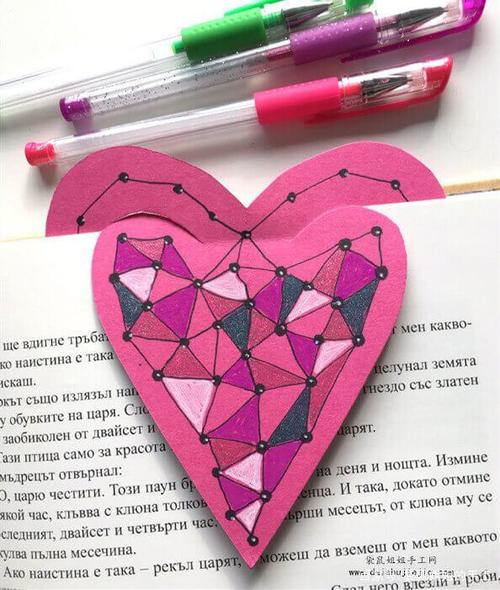 是一个心形的书签手工,很漂亮,做法又超级简单