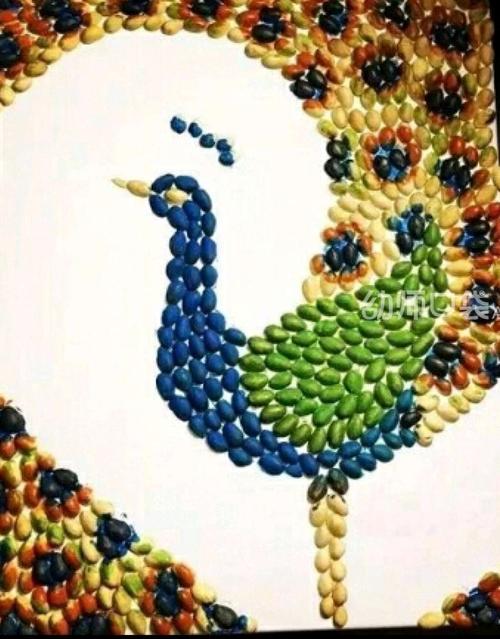 一,核桃壳     花生壳涂上颜色,用水彩笔画出图案,最后用毛线做一个