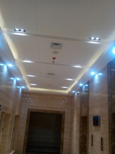 从上图能看到,吊顶下面设置的有喷淋头,烟感探头,消防广播,声光报警