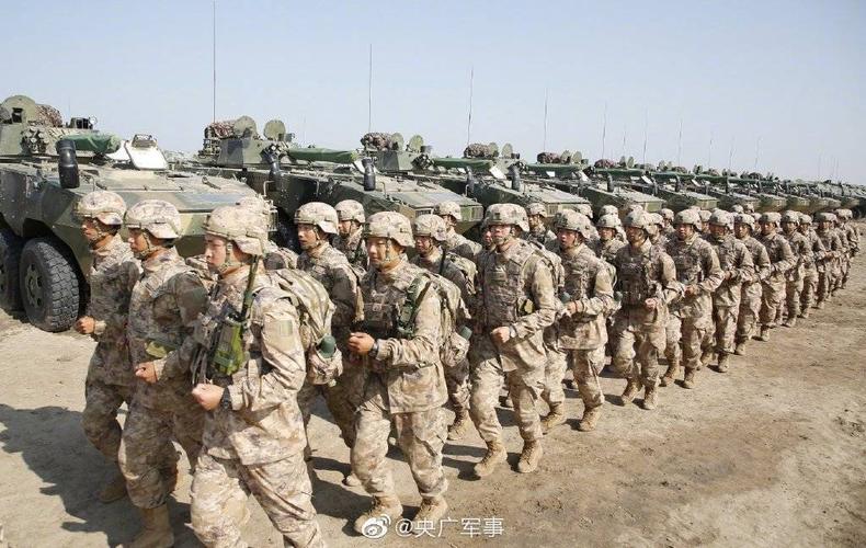 迷幻狠招让敌军找不到北 解放军"星空迷彩服 新携行具"成隐蔽杀手