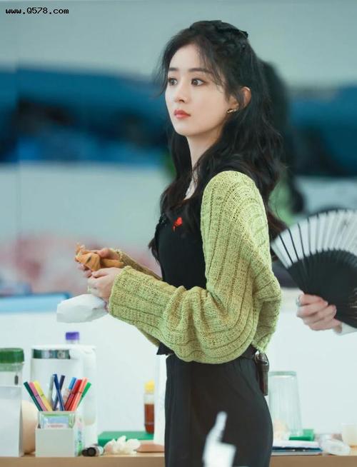 赵丽颖综艺剧照,牛油果撞色针织衫温柔慵懒,蝴蝶结微卷发显元气