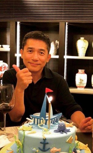 看了刘嘉玲拍的56岁生日照,梁朝伟真是十年如一日的宠妻狂魔啊!