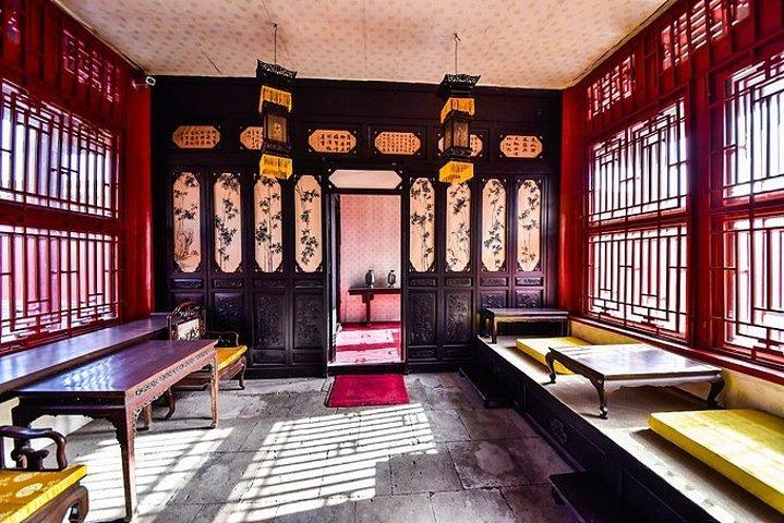 沈阳故宫博物院不仅有精美的古代宫殿建筑,还以丰富的珍贵收藏而著称