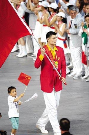 四川电视台"众志成城抗震救灾"特别节目报道了"小英雄"林浩救人的事迹