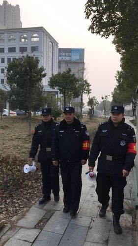 图为1月29日,民警在社区巡逻
